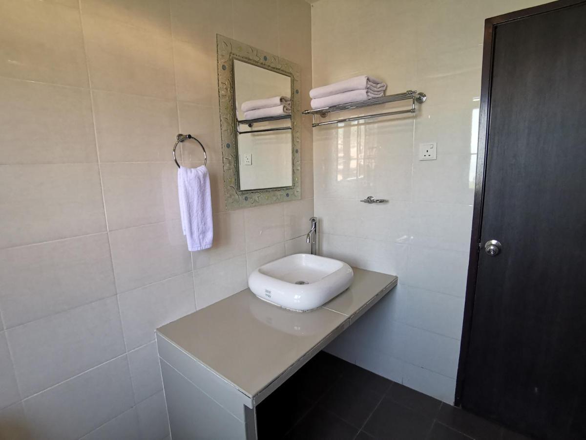 Hotel 8 Boutique By The Sea à Tanjung Tokong Extérieur photo